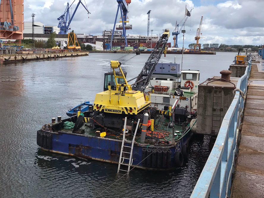 HIEV I – Crane and Diving Barge